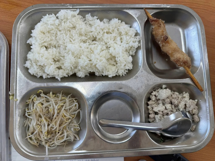 Suất ăn có giá 40.000 đồng của học sinh Trường Tiểu học Trung giã B (Hà Nội) gây bức xúc cho phụ huynh.