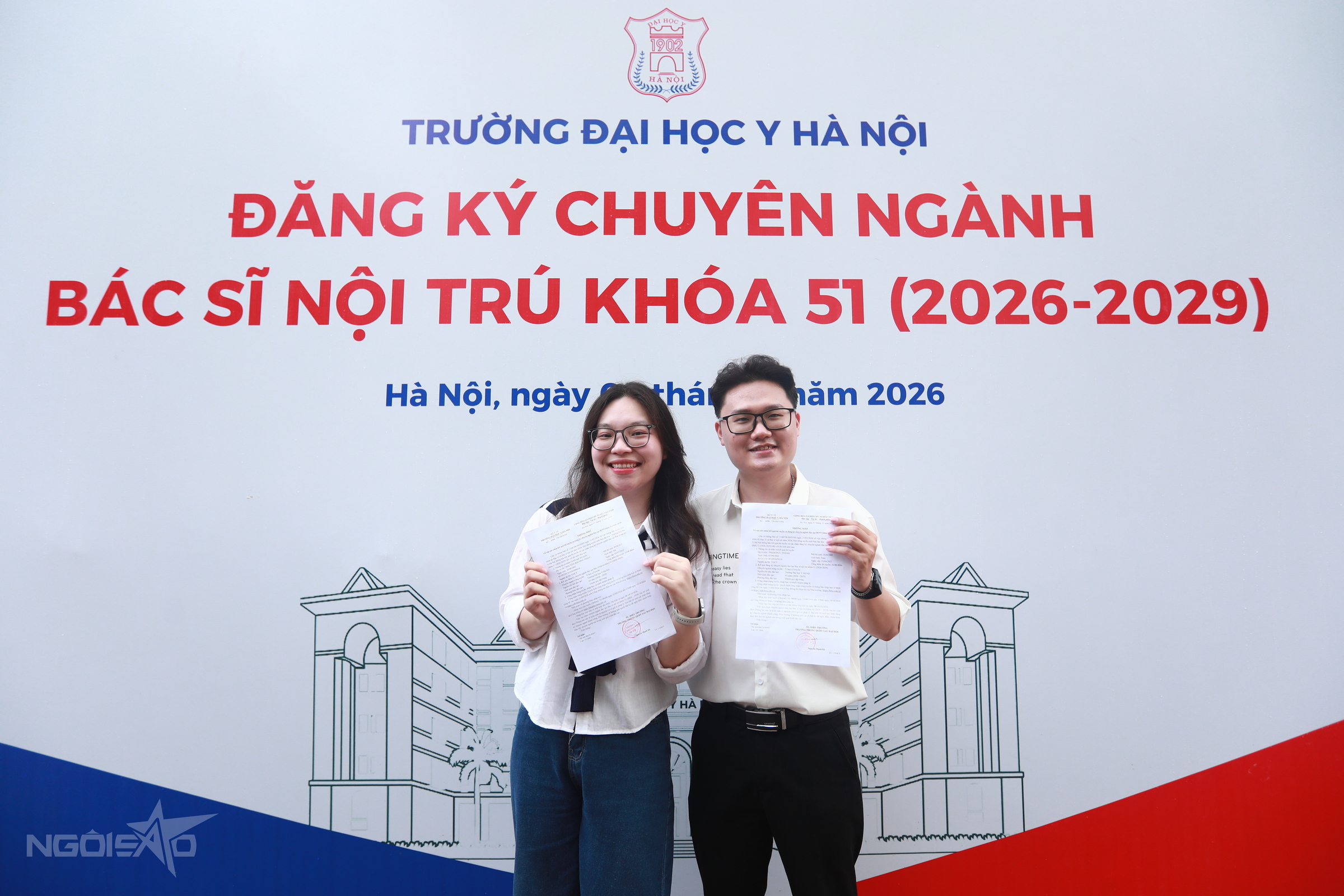 Đức Thành và Phương Thảo lần lượt là thủ khoa và top 3 bác sĩ nội trú chuyên ngành Y học cổ truyền. Ảnh: Lê Tuấn Tâm