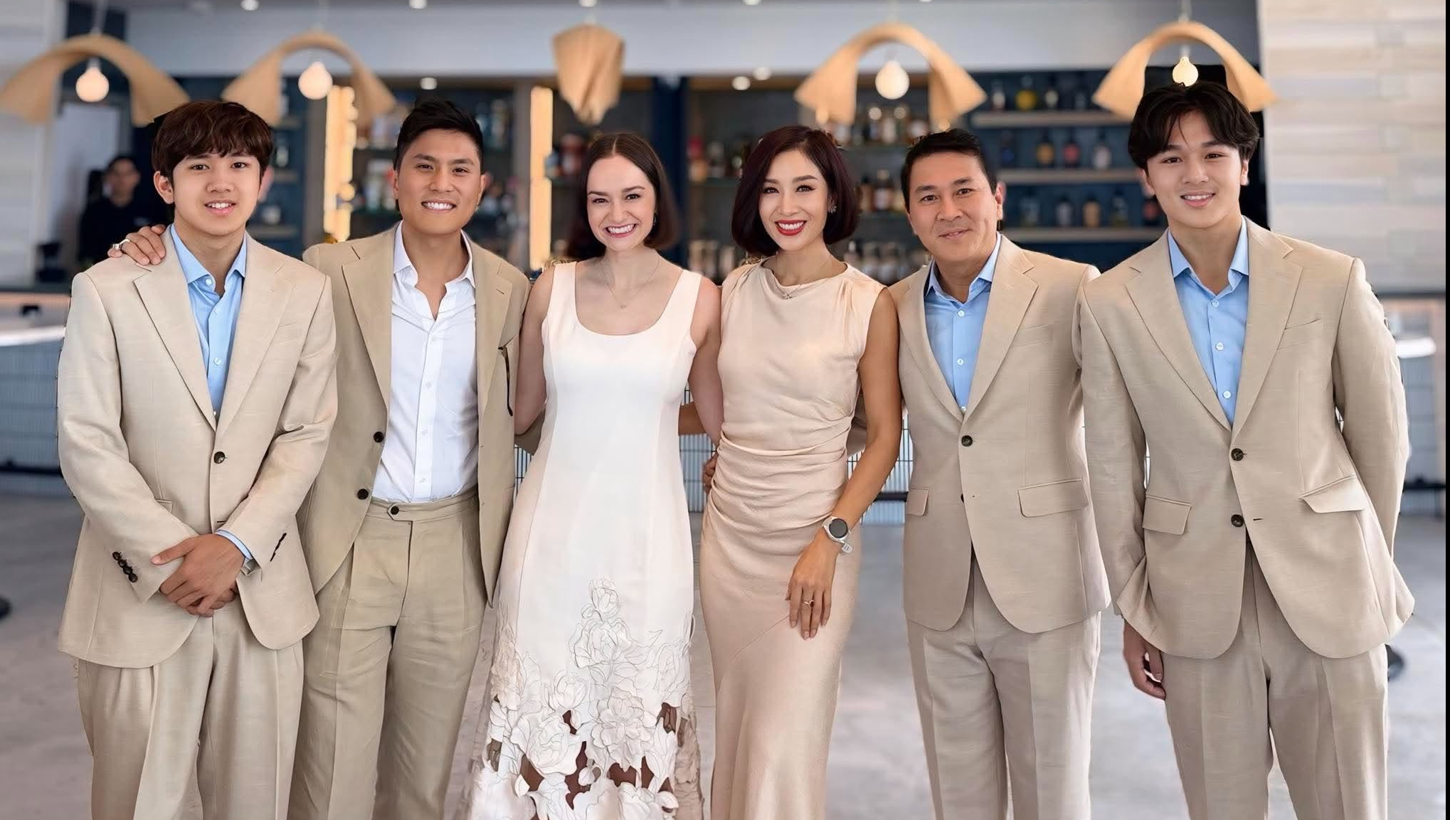 Vợ chồng Thu Hương cùng hai con trai Nam Anh (bìa trái) và Nam Khánh (bìa phải) dự lễ đính hôn của Nam Thanh -  con riêng doanh nhân Nguyễn Hoài Nam.