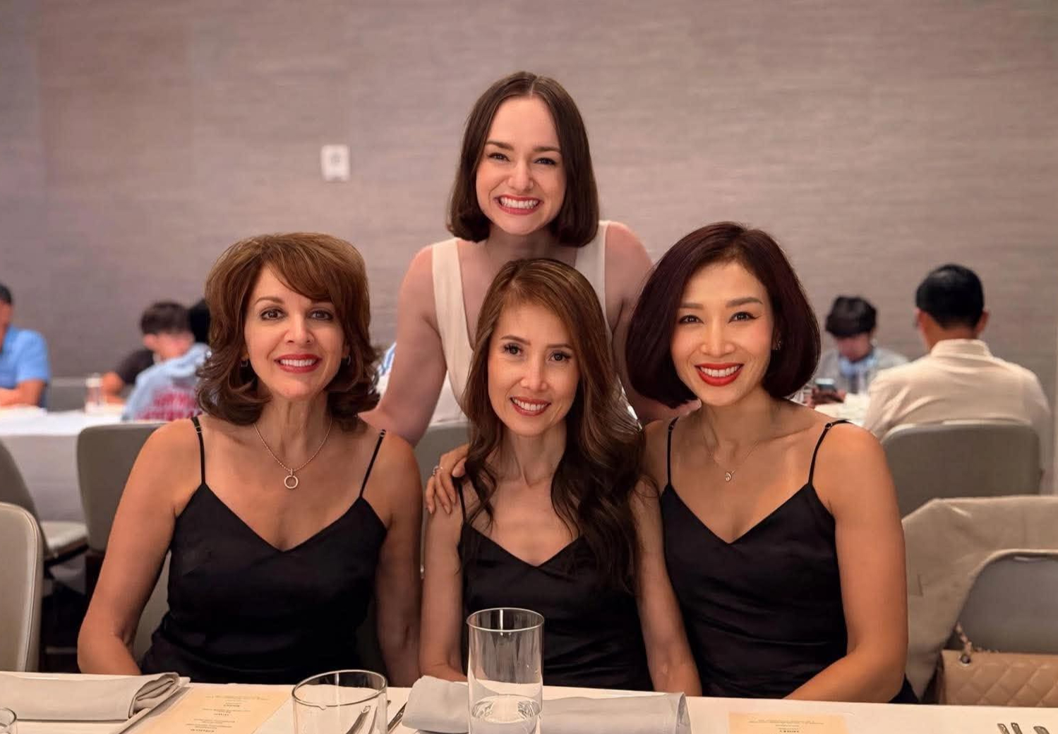 Hai bức ảnh đặc biệt trong lễ đính hôn ở Mỹ: Chú rể Nam Thanh chụp chung với 3 người bố, cô dâu Allie cùng 3 người mẹ.