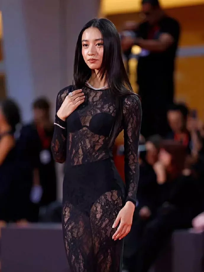 Koki Kimura xuất hiện tại Liên hoan phim Venice lần thứ 83 trong chiếc váy ren xuyên thấu gợi cảm của thương hiệu Intimissimi. Cô tham dự buổi chiếu phim Un Bon Petit Soldat tại Liên hoan phim Quốc tế Venice lần thứ 83 với tư cách khách mời.