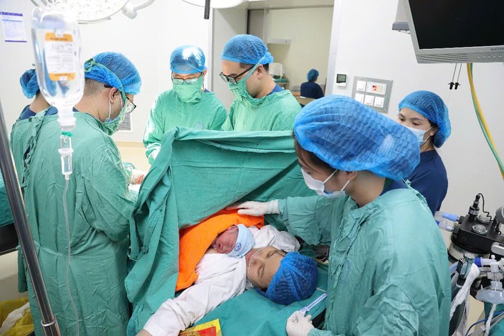 TP Hà Nội đang xây dựng dự thảo, trong đó dự kiến hỗ trợ 4 triệu đồng cho a classTextlinkBaiviet hrefhttps://eva.vn/phụ nữ/a sinh đủ 2 con trước 35 tuổi. Ảnh minh hoạ: T.B