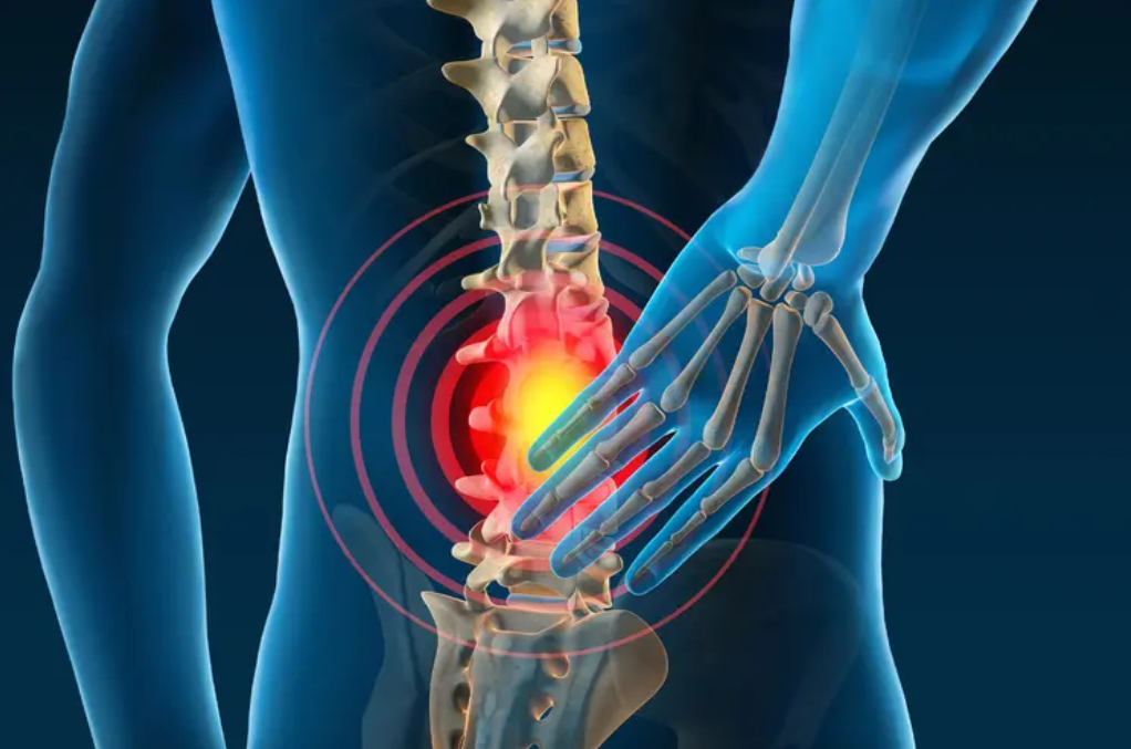 Sau sinh, nhiều phụ nữ thường xuyên bị đau lưng, đau gối, đau chân, đau vùng chậu hoặc đau nhức toàn thân. Ảnh AI.