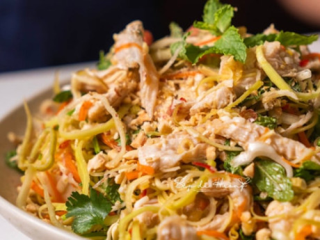 Loại rau đặc biệt, mỗi cây chỉ trổ duy nhất một lần trong đời trộn với thịt gà thành món ngon hấp dẫn