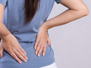 Vì sao sau sinh em bé, mẹ dễ đau lưng, đau gối, đau nhức toàn thân?