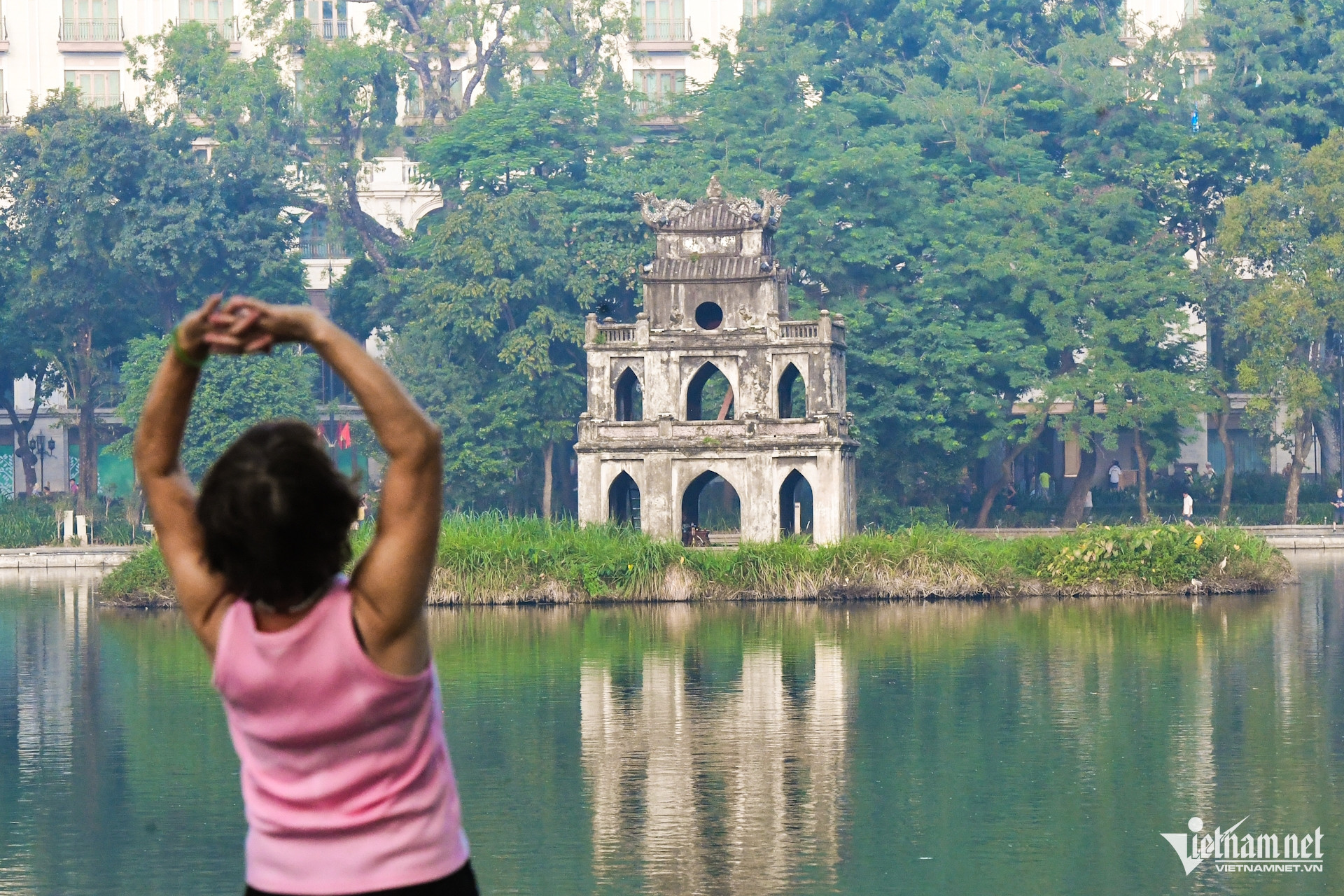 Sáng chớm thu ở Hà Nội, người dân chạy bộ, thưởng cà phê - 3