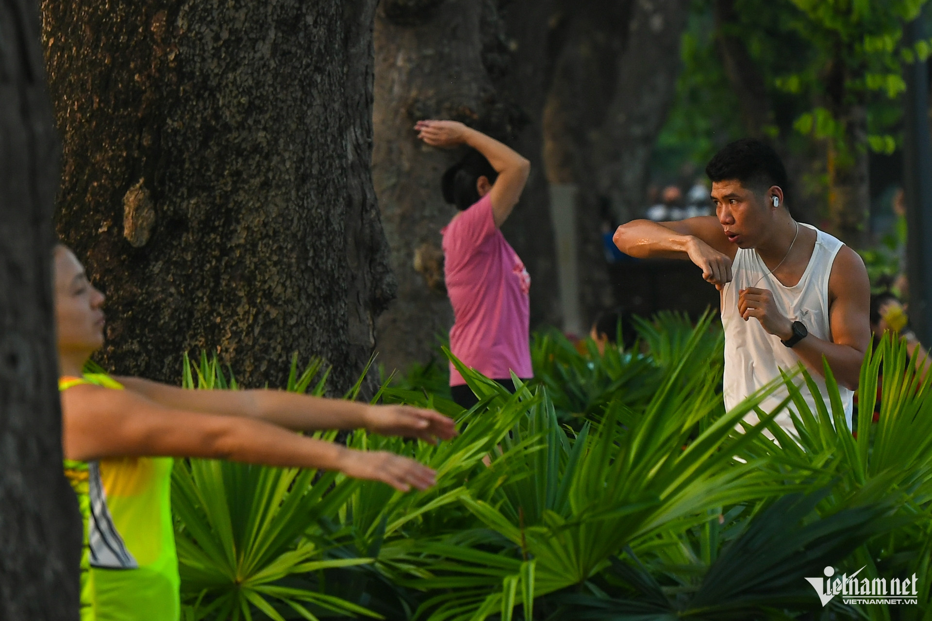 Sáng chớm thu ở Hà Nội, người dân chạy bộ, thưởng cà phê - 5