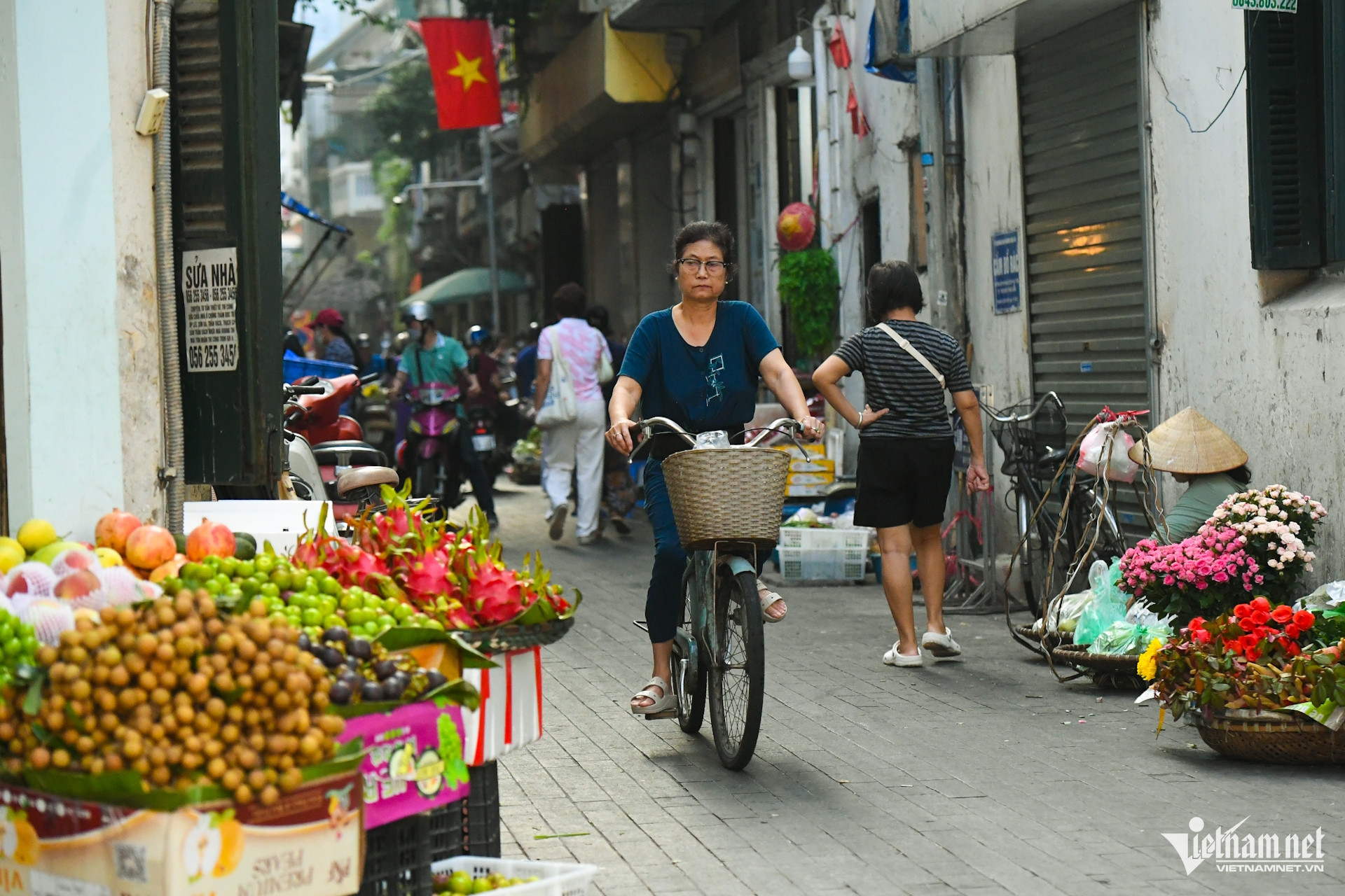 Trong những con ngõ nhỏ, khung cảnh chợ sớm hiện lên đầy màu sắc với những sạp hoa quả, gánh hoa... 