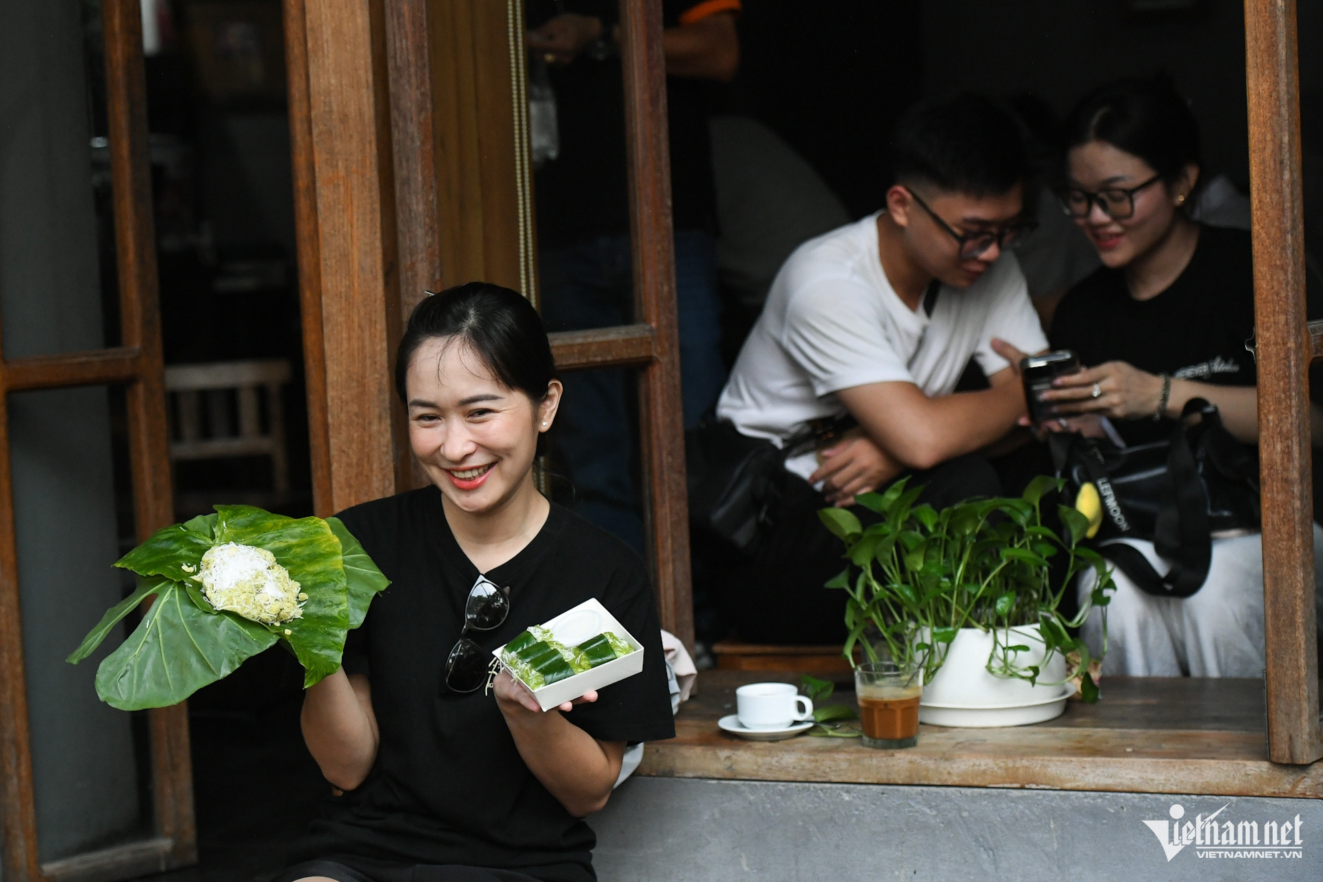Chọn cho mình một quán nhỏ ngay cạnh Nhà thờ Lớn, chị Phan Hoàng Anh (38 tuổi) thưởng thức những món ăn vặt cùng ly cà phê sớm. Chị cho biết: Mùa thu là mùa tôi thích nhất trong năm, cái cảm giác thu sang luôn không rõ ràng nên phải dậy sớm, ra đường từ tinh mơ mới thấy thu đã về.