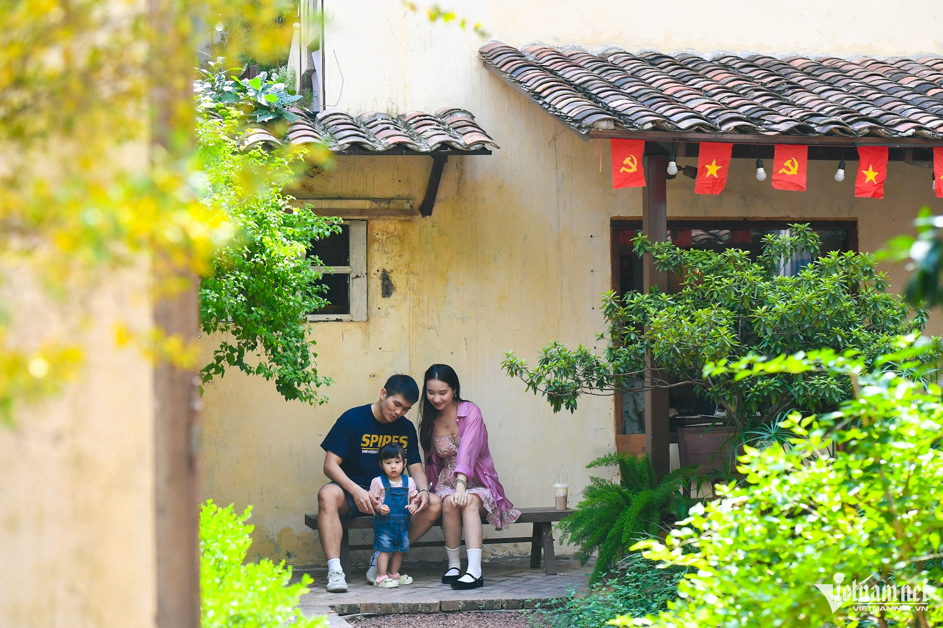 Tranh thủ ngày thời tiết mát mẻ, gia đình chị Thanh Hằng đi uống cà phê, thưởng thức không khí chớm thu. “Giao mùa nên thời tiết dễ chịu hẳn, buổi trưa thì nắng nóng hơn nên sáng sớm dễ cảm nhận mùa thu nhất”, chị nói.