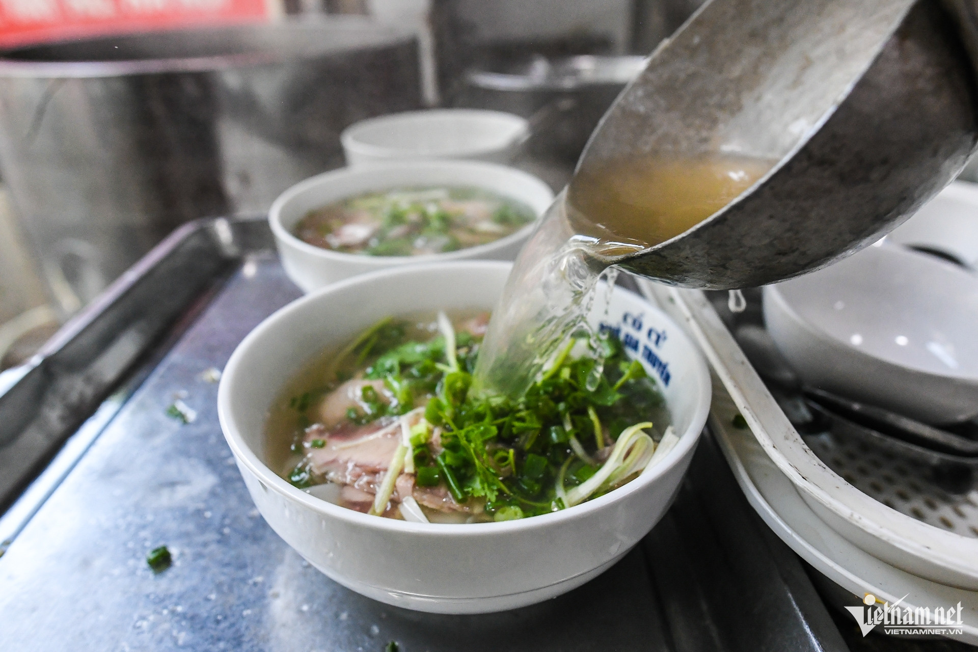Sáng chớm thu ở Hà Nội, người dân chạy bộ, thưởng cà phê - 12