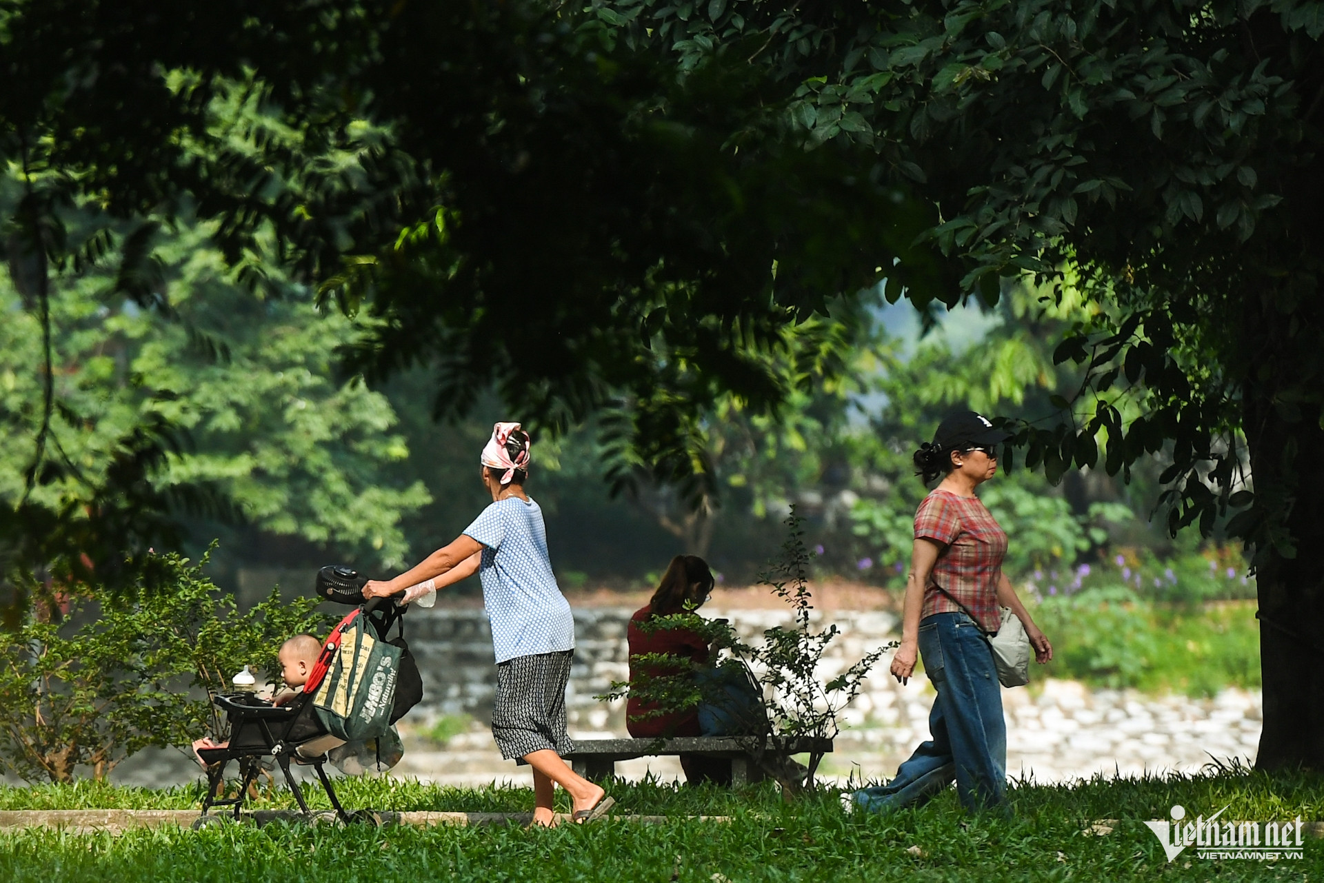 Khung cảnh yên bình trong khuôn viên công viên Thống Nhất vào buổi sáng sớm.