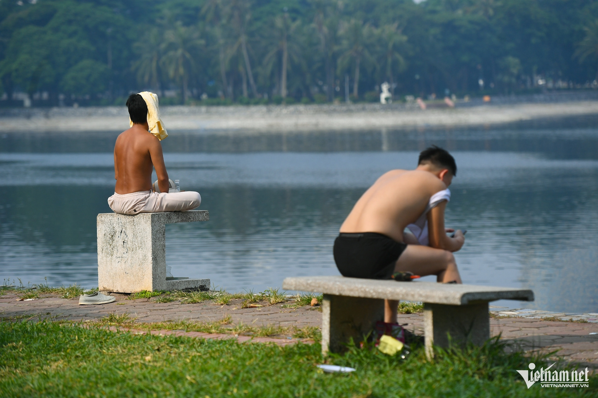 Sáng chớm thu ở Hà Nội, người dân chạy bộ, thưởng cà phê - 15