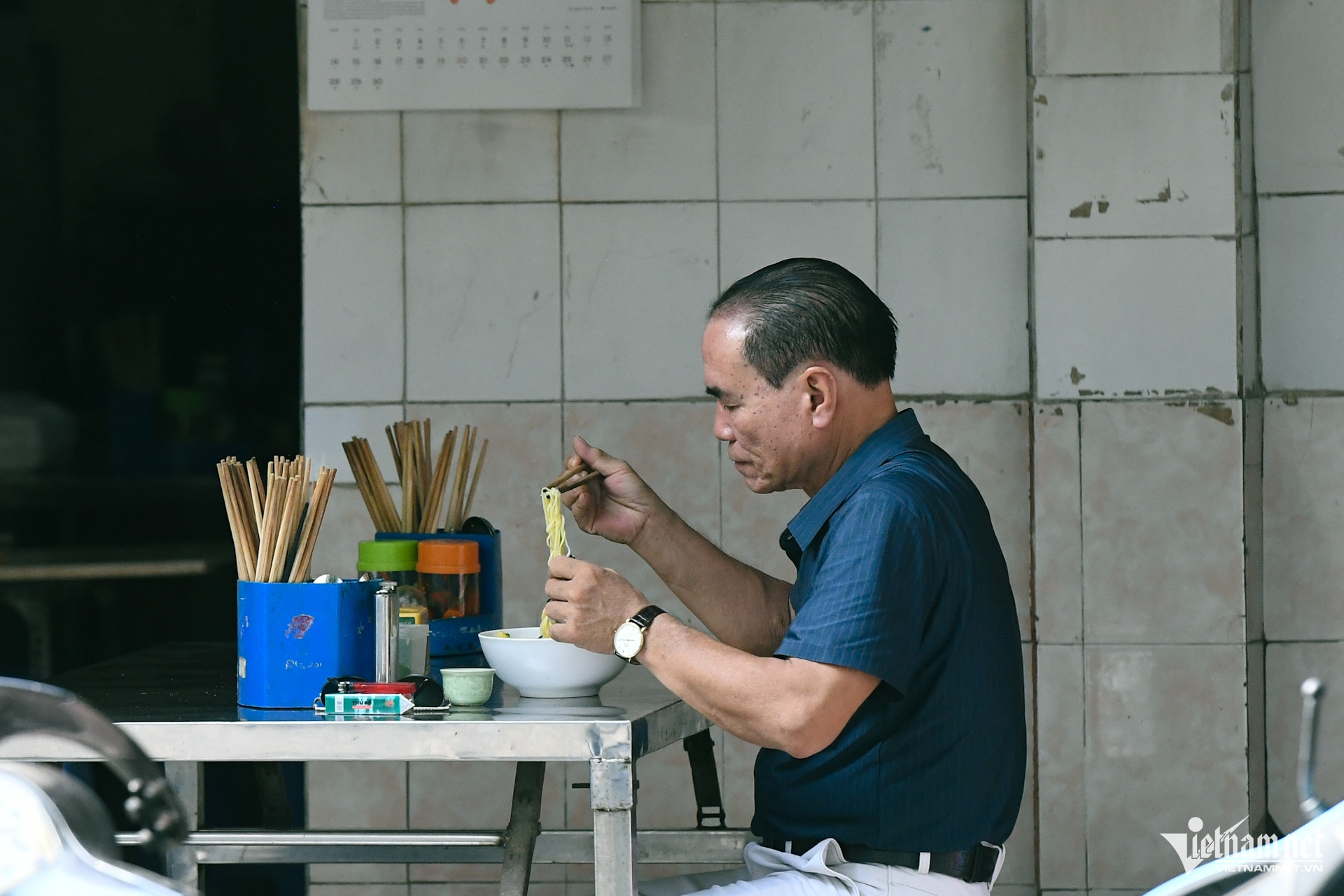 Trong tiết trời thu, những món ăn sáng quen thuộc như bát phở nóng hổi hay tô bún thang thanh nhã cùng ly trà đá đầu ngày là điều không thể thiếu.