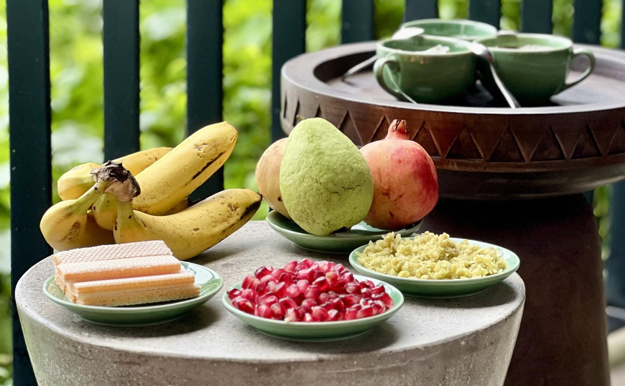 Có thể ăn ổi tươi cả vỏ sau khi rửa sạch, dùng trực tiếp hoặc cắt miếng, giúp giữ lại chất xơ và các dưỡng chất có trong quả.