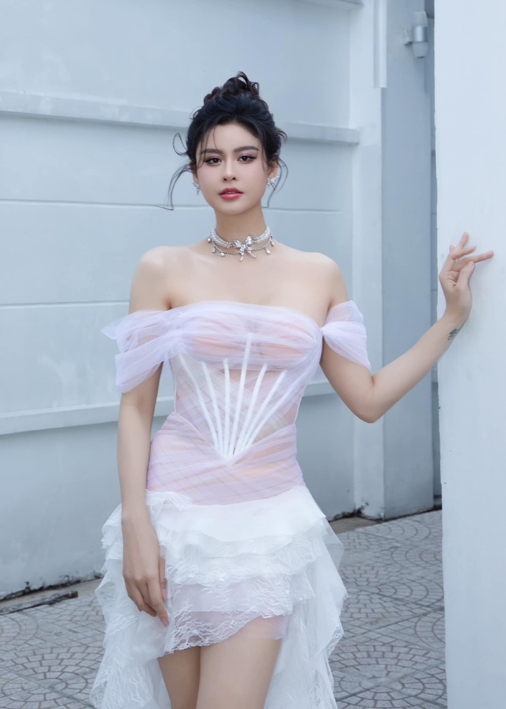 Trương Quỳnh Anh sinh năm 1989, hoạt động nghệ thuật ở vai trò ca sĩ, diễn viên. Cô từng phát hành các nhạc phẩm: Vô tâm, Không còn anh nữa, Hãy bước qua nhau, Dành cả thanh xuân cho một người... Diễn viên từng tham gia các phim: Cầu vồng đơn sắc, Một ngày không có em, Bóng ma học đường, Sóng gió cuộc đời, Đường về có nhau...
