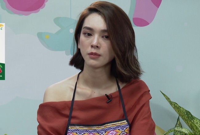 Phía sau hình ảnh một nữ diễn viên trẻ trung, xinh đẹp là hành trình đời tư không ít thăng trầm. Trong một chương trình, nữ diễn viên tiết lộ cô mang thai con đầu lòng khi mới 18 tuổi. Tuy nhiên, cuộc sống hôn nhân này không quá hạnh phúc vì có mâu thuẫn với chồng. Nữ diễn viên từng chia sẻ: Khi con được 1 tháng tuổi, tôi bị trầm cảm. Tôi sợ nhìn thấy ảnh cưới đến nỗi nhiều lúc phải lấy khăn tắm che chúng lại. Đến năm 2017, Quỳnh Lương quyết định rời khỏi cuộc hôn nhân và bắt đầu hành trình làm mẹ đơn thân. Thời điểm chưa có chỗ đứng trong showbiz, cô từng trải qua nhiều công việc như phát tờ rơi, bán hàng, làm PG trong siêu thị để kiếm tiền chăm sóc con trai. Vừa mưu sinh, vừa một mình gánh vác chuyện nuôi con khi tuổi đời còn trẻ, những năm tháng nhiều biến động cũng khiến Quỳnh Lương dần trở nên mạnh mẽ, độc lập và trưởng thành hơn. Thanh Niên Việt cho biết.