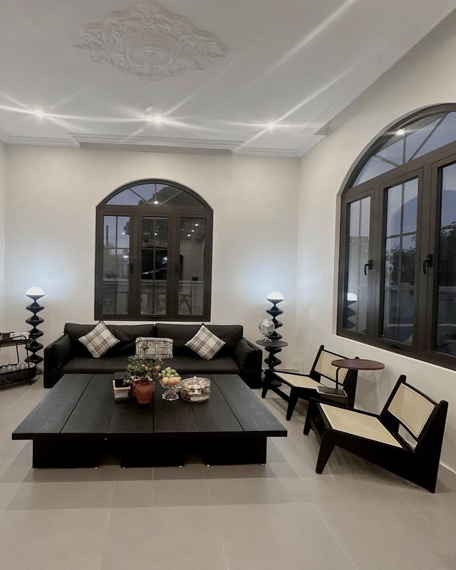 Ngôi nhà được decor theo phong cách tối giản với gam màu đen - trắng chủ đạo, khoe được độ khéo léo và có gu của Quỳnh Lương.