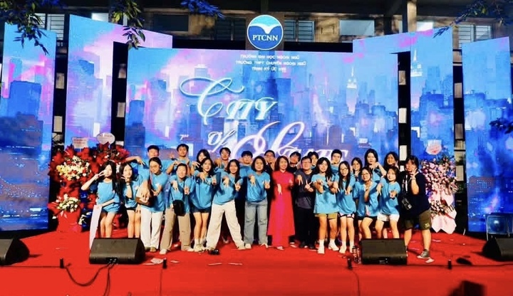 Cô Đỗ Thị Ngọc Chi - Phó Hiệu trưởng Trường THPT Chuyên Ngoại ngữ (áo dài hồng) cùng học trò A2K55.