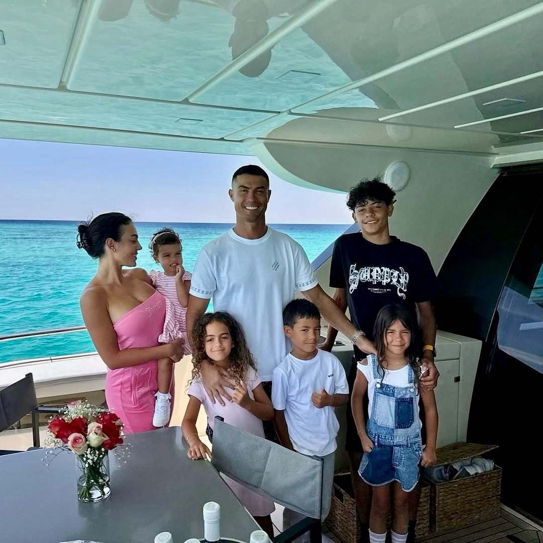 Ronaldo - Georgina bên các con.