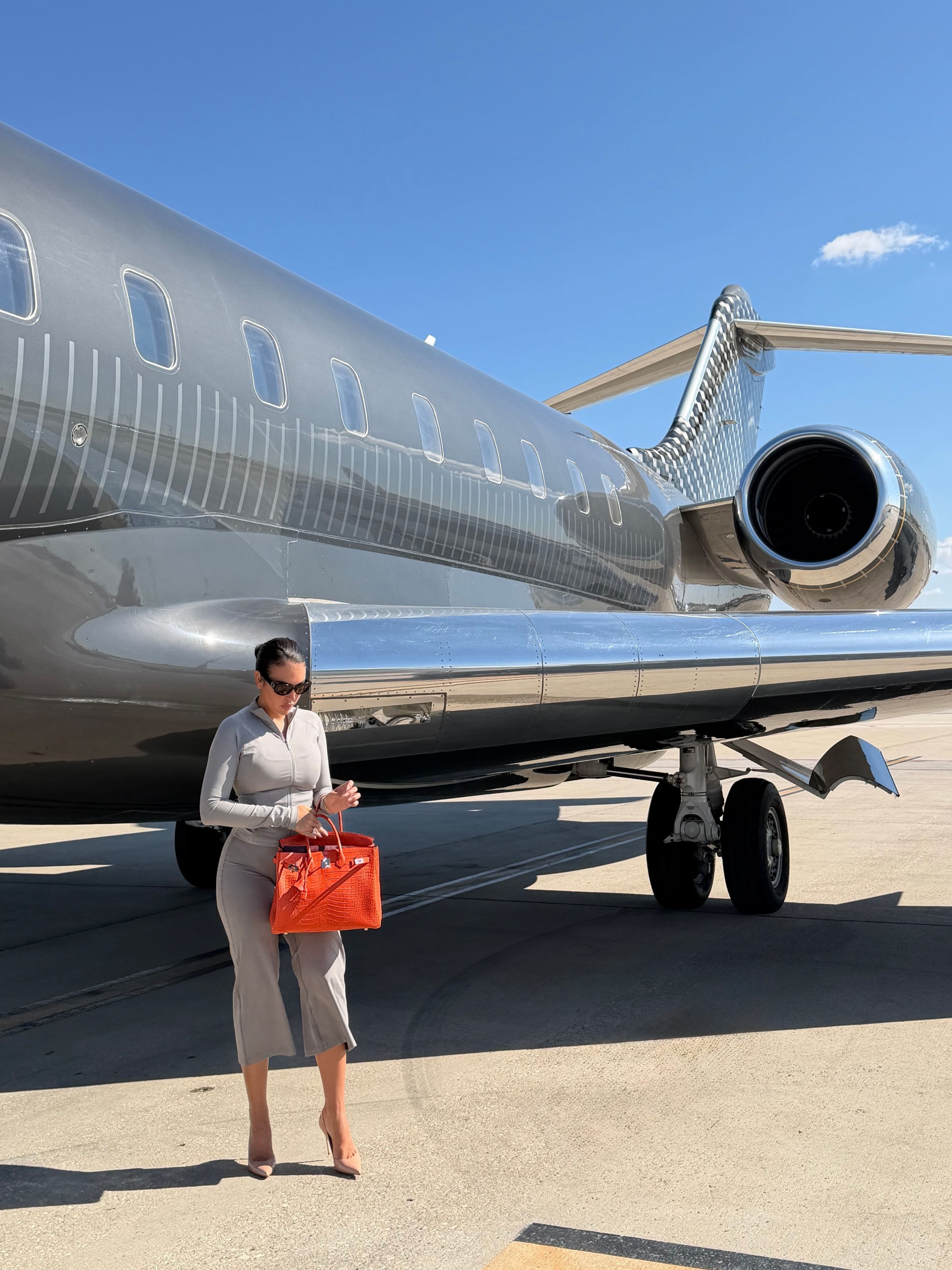 Georgina xách chiếc Hermes màu cam nổi bật khi diện set đồ tập phong cách athleisure do thương hiệu của cô thiết kế.