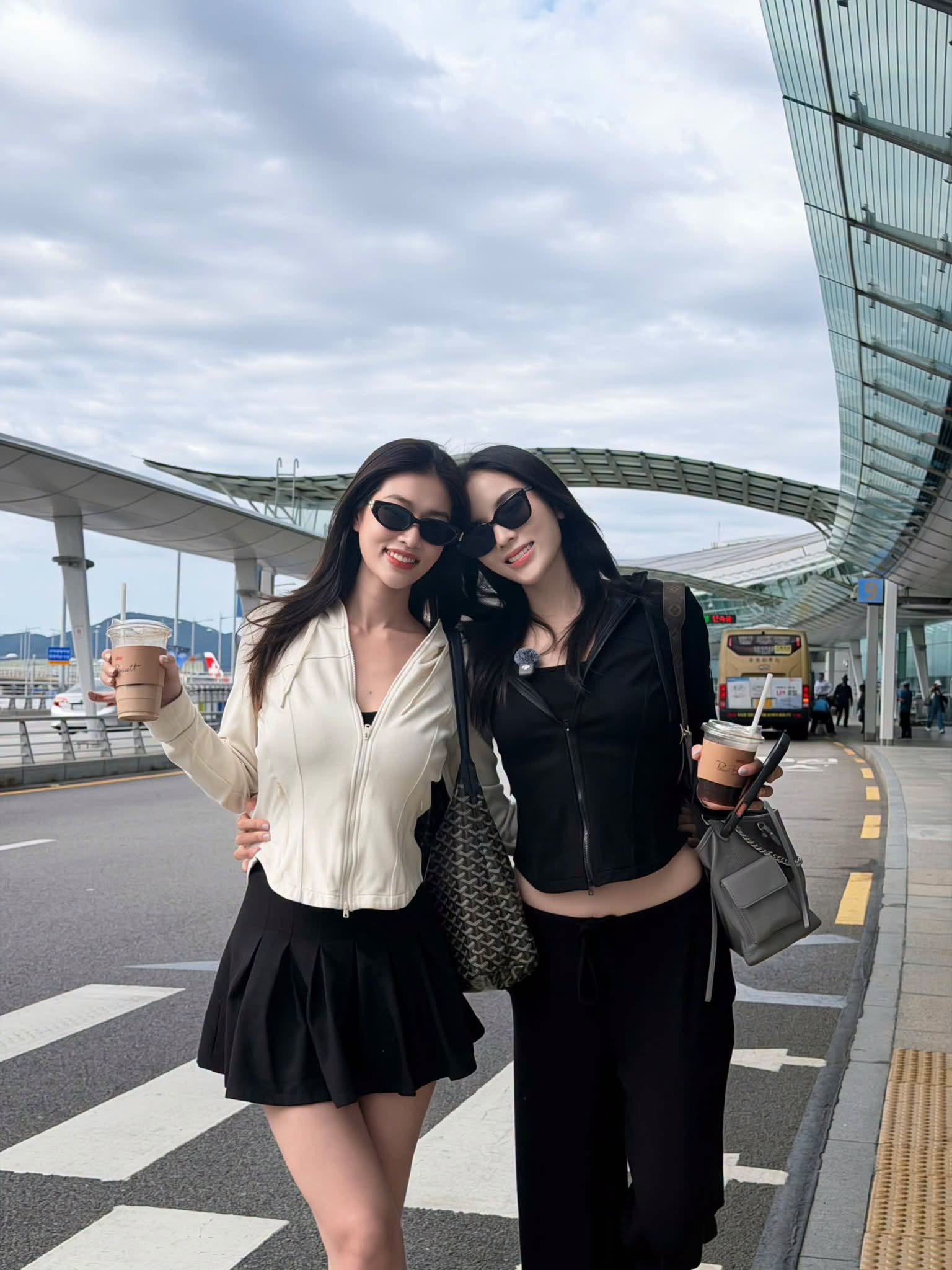 Màn song hành tại Hàn Quốc tiếp tục cho thấy sự gần gũi giữa hai người đẹp và trở thành tâm điểm chú ý của cộng đồng mạng.
