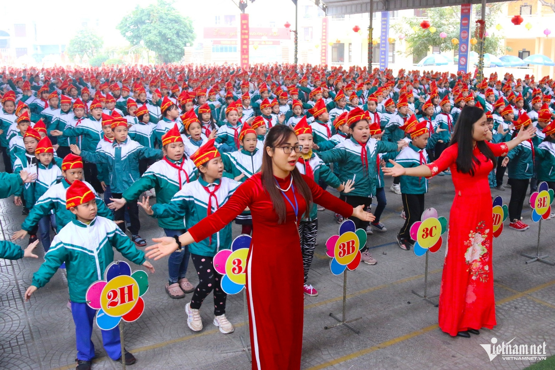 Cô trò tại một trường tiểu học phía Bắc. Ảnh: Thanh Hùng