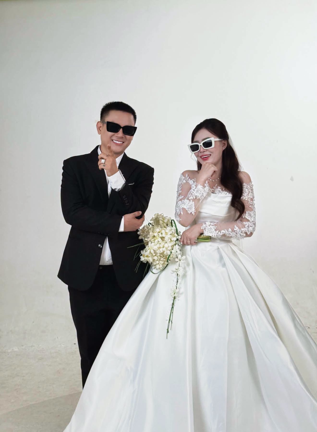 Hoài Lâm và vợ sắp cưới tại buổi chụp hình chiều 12/9.