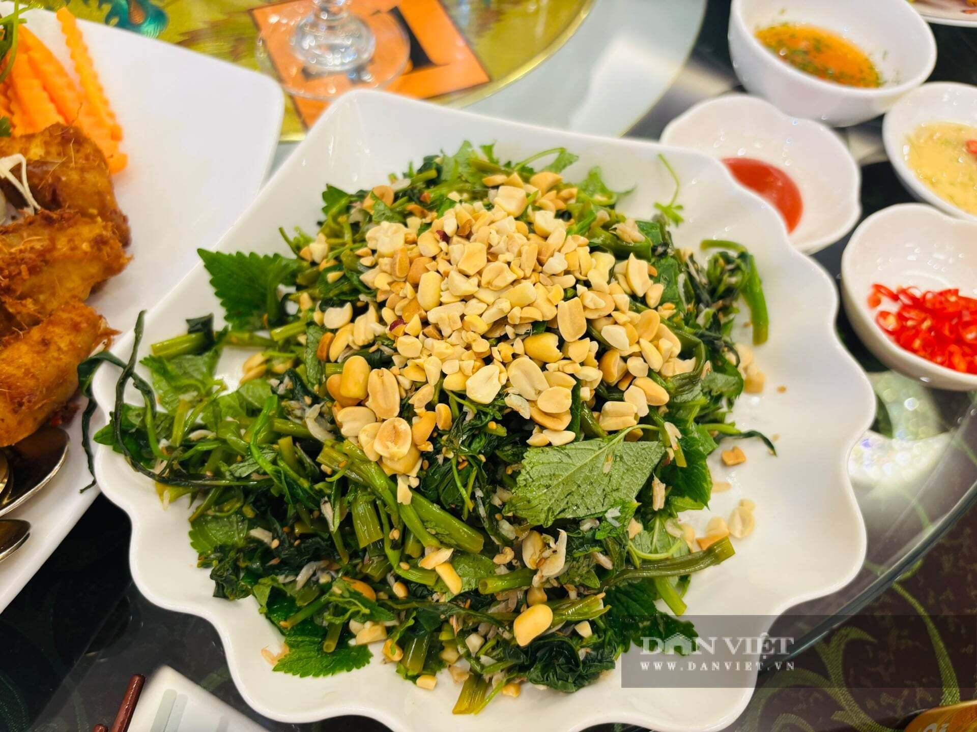 Nộm rau muống tép là món ăn dân dã nhưng được hầu hết thực khách yêu thích. Ảnh: Nhật Hà