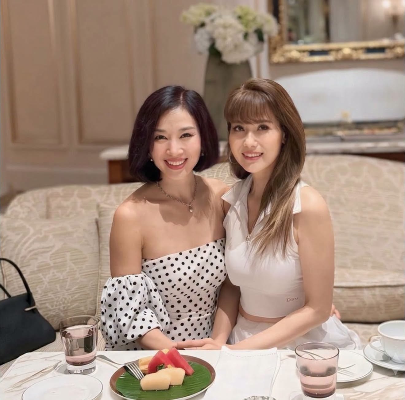 Mới đây, Hoa khôi Thu Hương gây chú ý khi chia sẻ bức ảnh hội ngộ Á hậu Băng Châu. Hai chị em đã thân thiết với nhau 31 năm kể từ cuộc thi Miss Sport 1995, lúc đó Hương là Hoa hậu và chị là Á hậu... Tuổi trẻ hai chị em ngang dọc hết các sân khấu thời trang và màn ảnh, giờ đến tuổi nhớ lại chuyện xưa rồi bàn chuyện chồng con. Mong chị em mình sẽ còn khoẻ đẹp thêm vài thập kỷ nữa để tới già vẫn có bạn tâm giao.