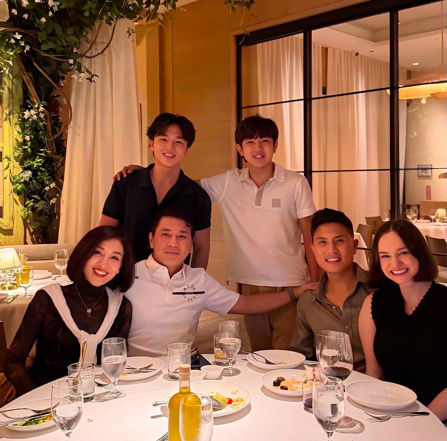 Thu Hương cho biết gia đình cô không phân biệt con chung con riêng: Trong tâm trí Tom Ben anh Nam Thanh là anh cả, chúng tôi không có khái niệm con riêng và con chung vì ngay từ đầu văn hoá gia đình lớn đã được xây dựng, các con luôn cảm nhận được tình yêu thương của cha mẹ dành cho tất cả.