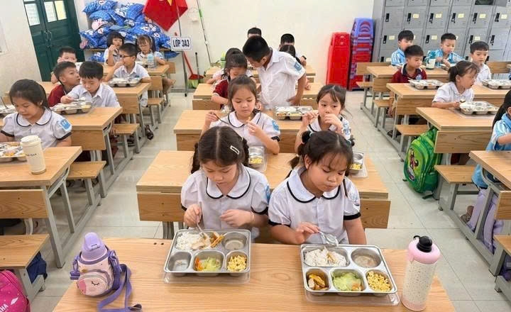 Học sinh Trường Tiểu học Trung Giã trở lại ăn bán trú sau một ngày tạm dừng để thay đổi đơn vị cung cấp suất ăn (Ảnh: VTC News)