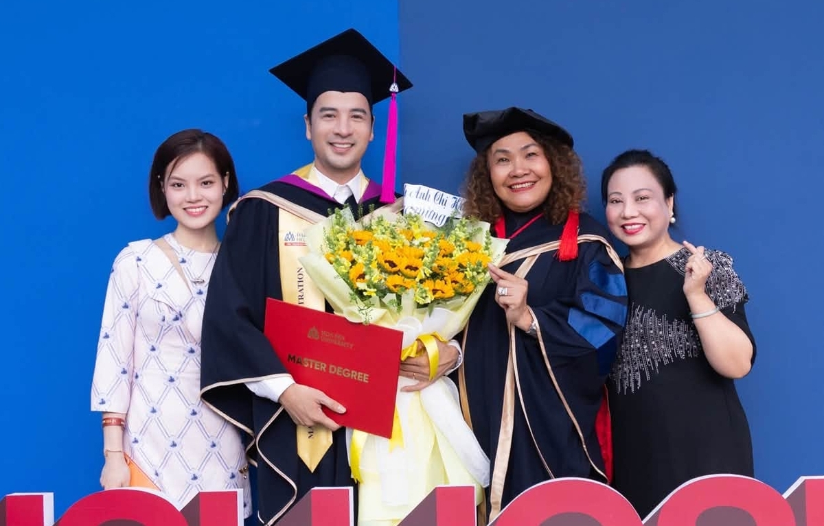 Mẹ vợ của diễn viên, bác sĩ Ngô Kim Thanh (bìa phải) cũng có mặt để chúc mừng chàng rể.