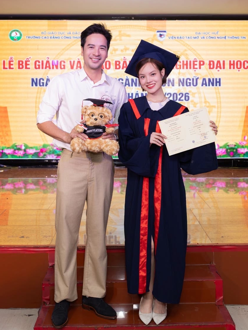 Cùng ngày, Sunny Đan Ngọc nhận bằng tốt nghiệp ngành ngôn ngữ Anh.