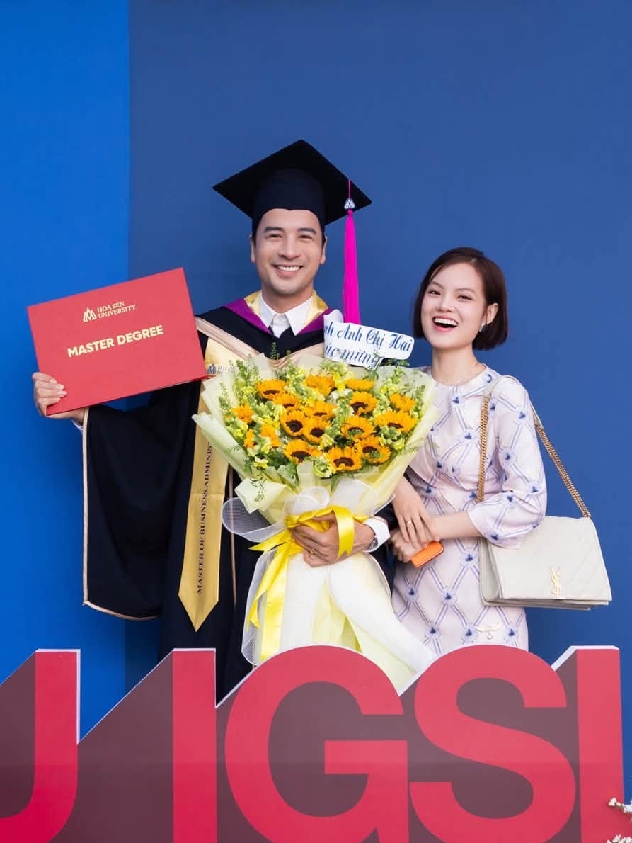 Khoảnh khắc cầm trên tay tấm bằng thạc sĩ, Đoàn Minh Tài nói biết ơn gia đình, đặc biệt là bà xã Sunny Đan Ngọc, vì đã ủng hộ và tiếp sức cho anh trên con đường học hành.