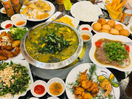 Cỗ cưới toàn món xịn sò, thực khách lại mê món được chế biến từ loại rau "quốc dân" chợ nào cũng bán