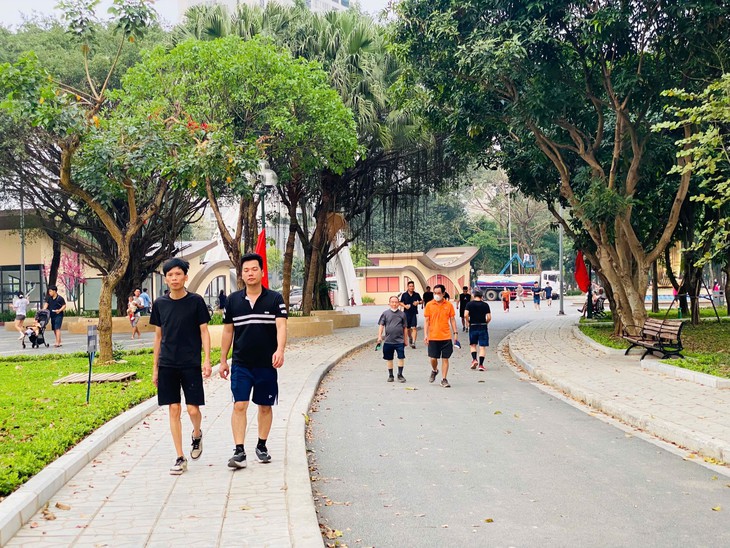 Để đôi chân luôn dẻo dai theo năm tháng, hãy duy trì thói quen đi bộ hàng ngày kết hợp tập luyện cơ chân và rèn thăng bằng. Ảnh HĐ.