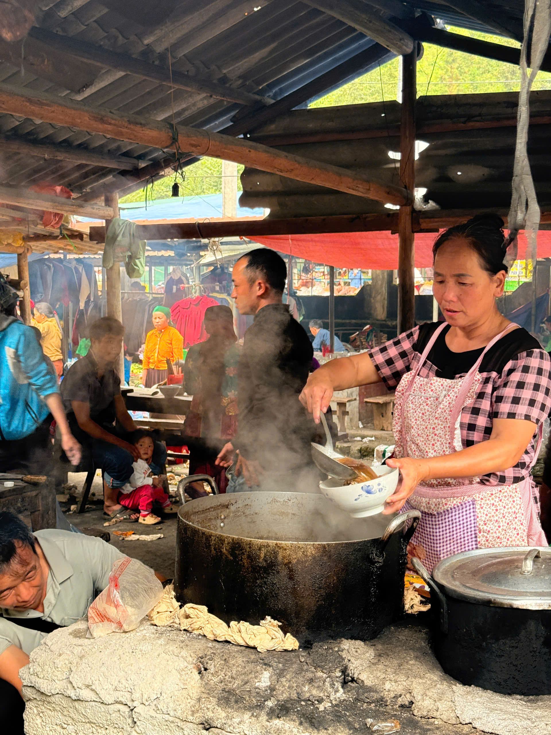 Trong chợ có nhiều gian hàng ăn uống, phục vụ các món đặc trưng bản địa với giá bình dân