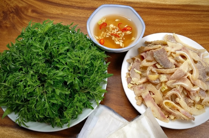 Lá đinh lăng tươi ăn sống phổ biến trong ẩm thực như một loại rau thơm ăn kèm.