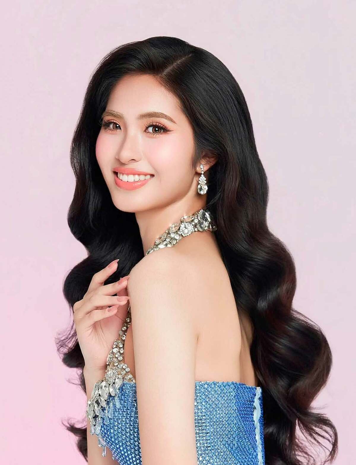 Lê Phương Nghi 20 tuổi, là sinh viên Đại học Ngoại thương TP HCM, từng giành danh hiệu Hoa khôi Duyên dáng Ngoại thương 2025. Thí sinh cho biết trước khi ghi danh, cô dành nhiều tháng rèn kỹ năng giao tiếp, catwalk, nghiên cứu các mùa thi trước.
