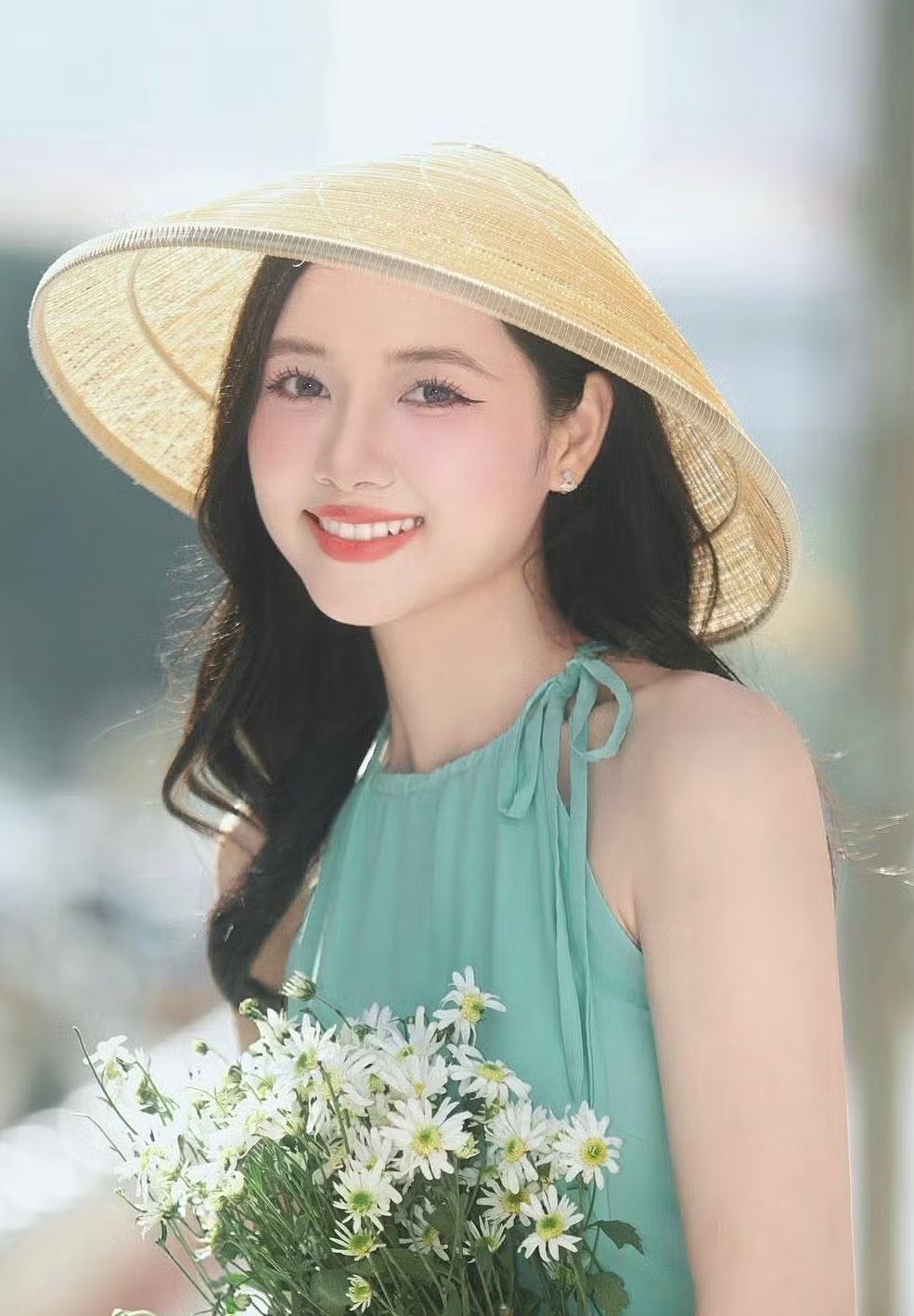 Nguyễn Thị Hoa, 22 tuổi, quê Thanh Hóa, từng đăng quang Hoa khôi Trường Đại học Công nghệ TP HCM năm 2025. Cô cho biết danh hiệu này giúp bản thân tự tin hơn, đồng thời có thêm động lực thử sức ở sân chơi lớn hơn như Hoa hậu Việt Nam 2026.
