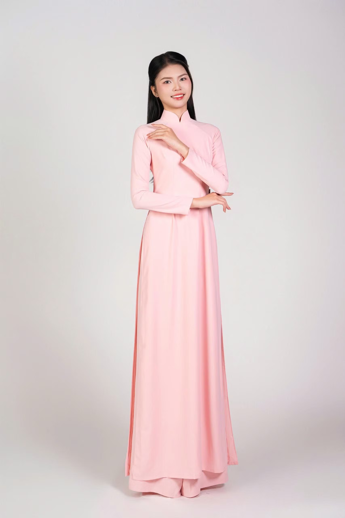 Ngoài việc học, người đẹp có bốn năm gắn bó nghề vũ công. Cô cho biết việc tập nhảy giúp rèn sức khỏe, sự bền bỉ, khả năng làm chủ sân khấu. Thí sinh tham gia thi sắc đẹp để tăng sự tự tin.