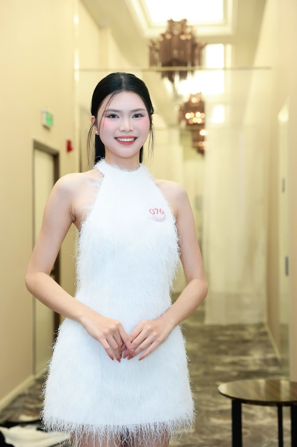 Mai Thị Yến Nhi 20 tuổi, là sinh viên Đại học Công nghệ Đồng Nai. Năm nay, cô giành danh hiệu á khôi cuộc thi nhan sắc tại trường.