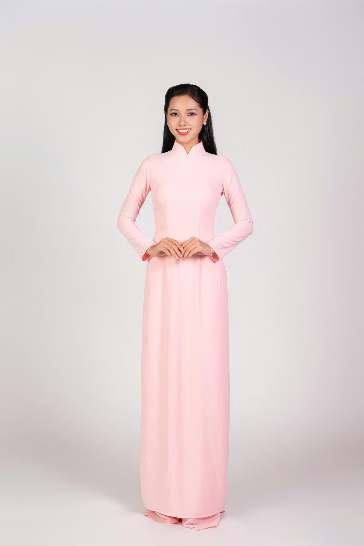 Nguyễn Thị Hoa theo đuổi các sân chơi sắc đẹp nhờ được truyền cảm hứng từ Hoa hậu Đỗ Thị Hà, người đẹp cùng quê. Thí sinh muốn thể hiện hình ảnh cô gái xứ Thanh chân thành, mạnh mẽ và giàu tình cảm tại cuộc thi.