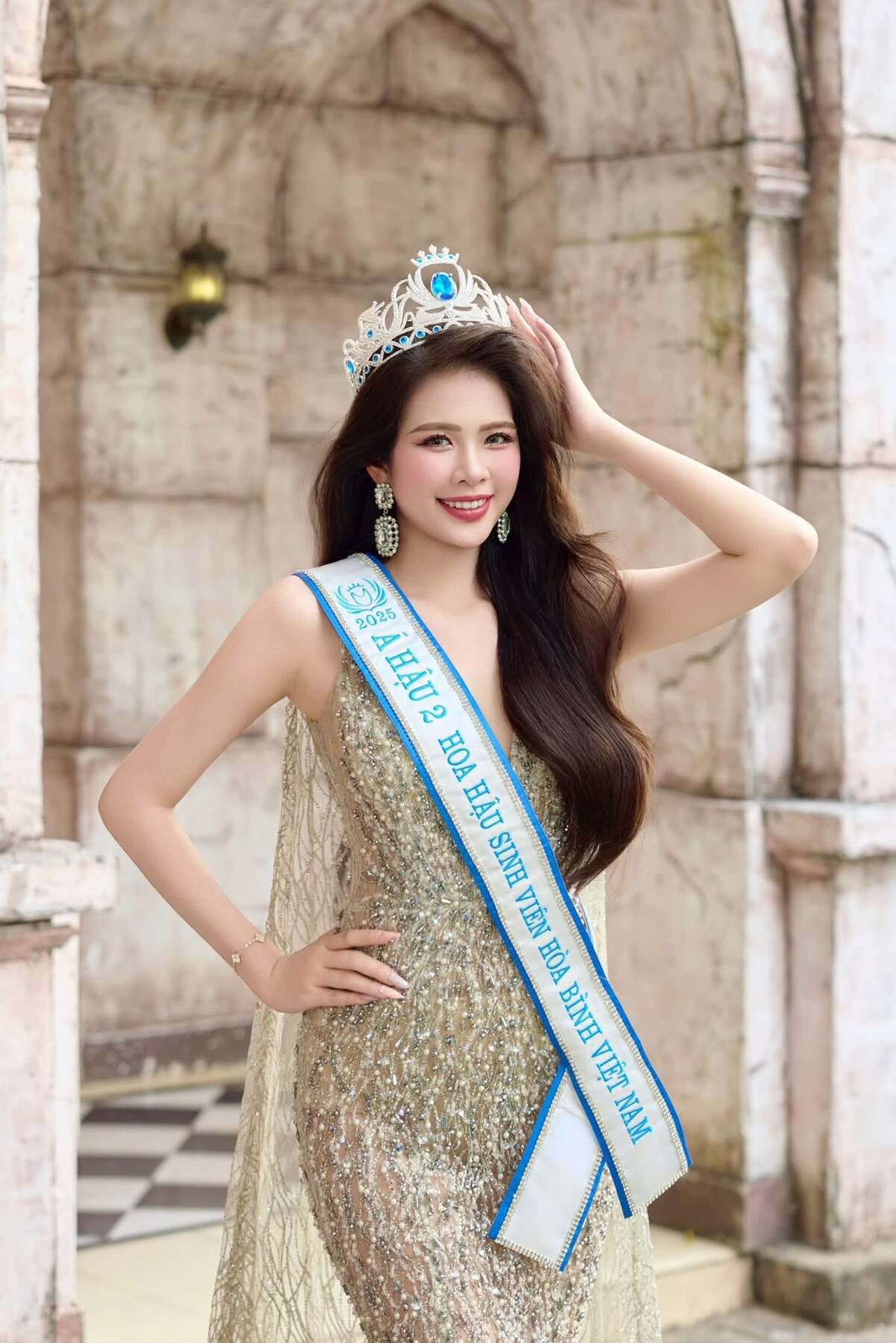 Nguyễn Thị Kim Châu, 20 tuổi, là sinh viên Đại học Văn Hiến, TP HCM. Cô từng giành danh hiệu á hậu 2 Hoa hậu Sinh viên Hòa bình Việt Nam 2025.