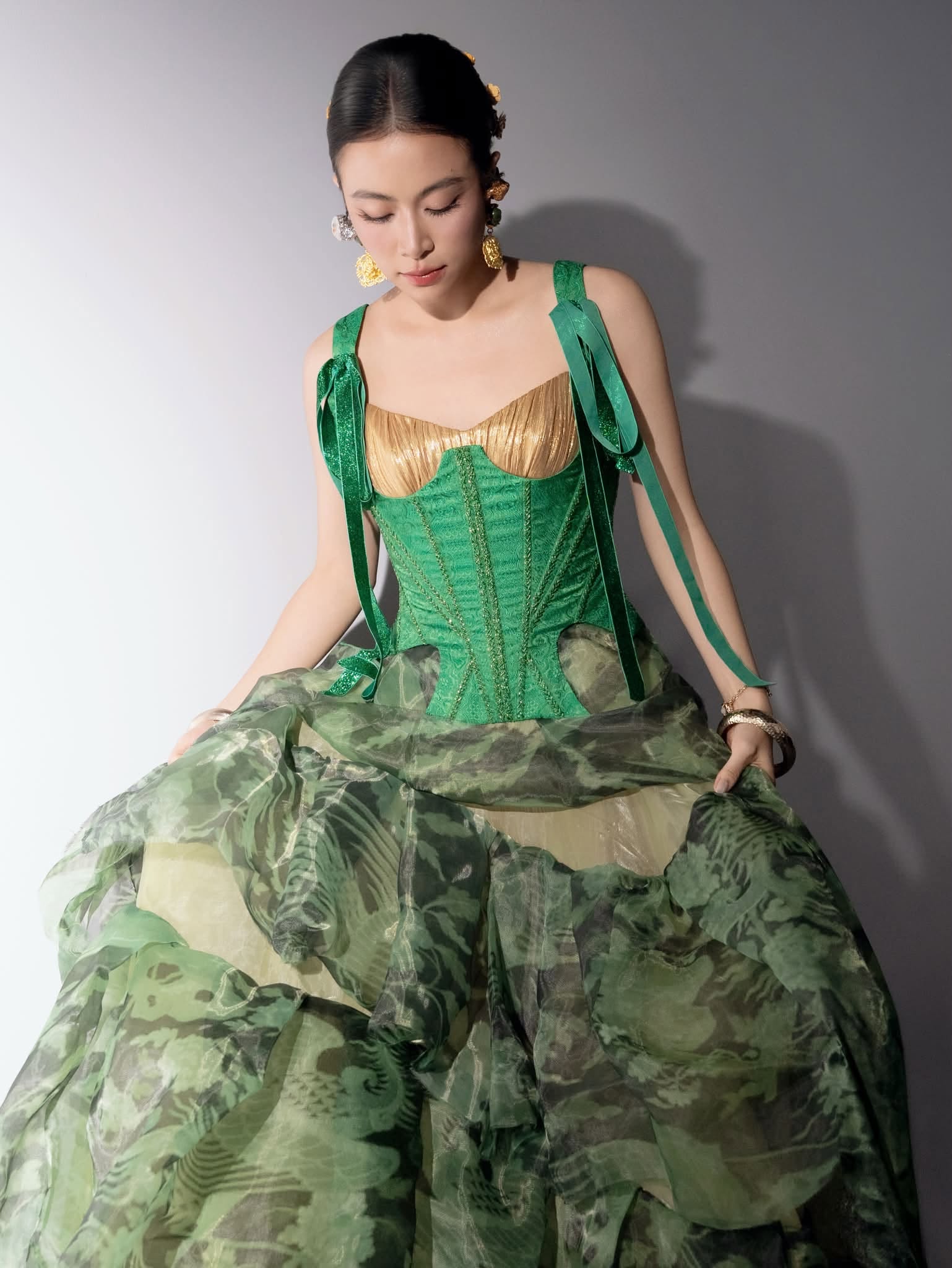 Về phần trang phục, Hoàng Thuỳ Linh lựa chọn một thiết kế corset tông xanh lá nổi bật, phần thân trên được đính kết tỉ mỉ tạo điểm nhấn sang trọng.