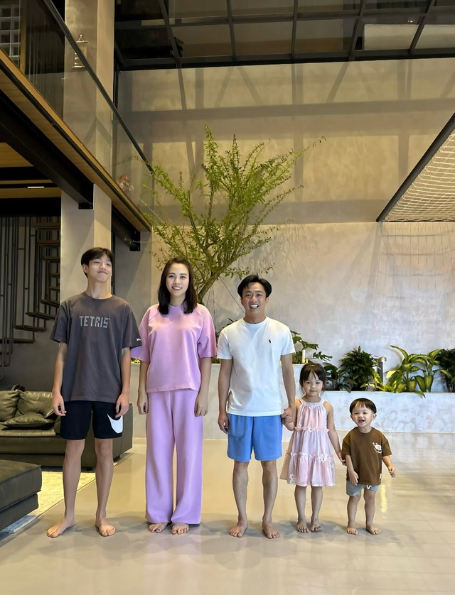Dù bố mẹ đã đường ai nấy đi nhưng Subeo vẫn nhận được đầy đủ tình yêu thương từ 2 bên gia đình. Trong mọi hoạt động, Subeo đều tham gia và hạnh phúc trong tình yêu thương đó.
