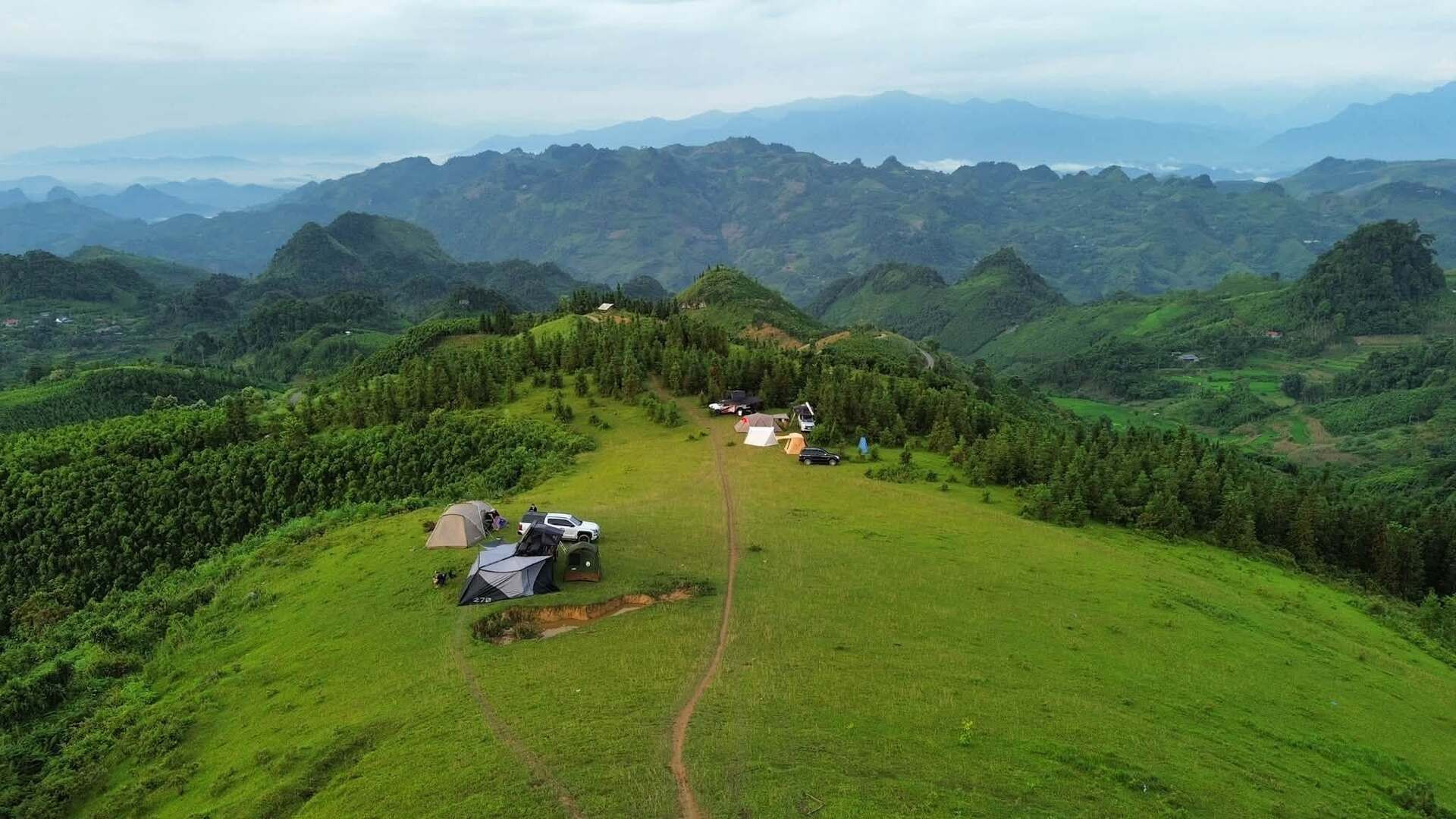 Nhiều Gia Đình Di Chuyển Từ Xa Tới Thảo Nguyên Cốc Sâm Để Cắm Trại