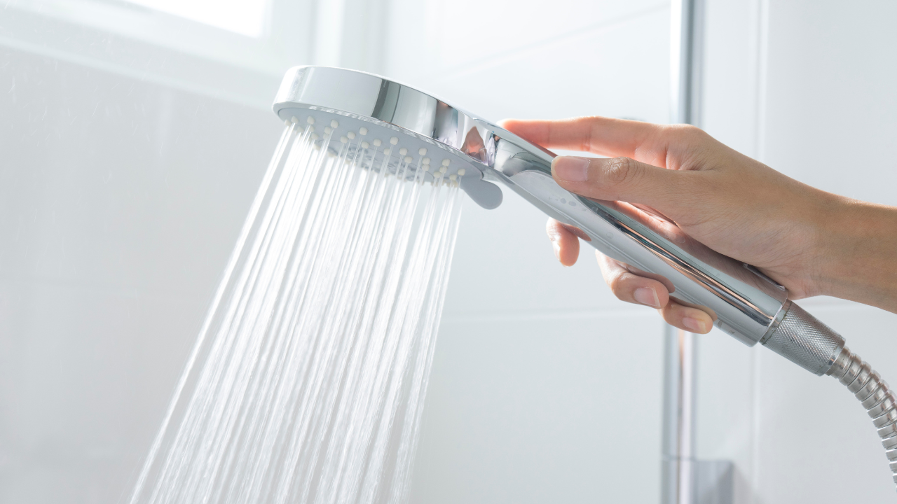 Các mẹ sau sinh mổ không nên tắm nước lạnh, nhất là tắm về đêm.