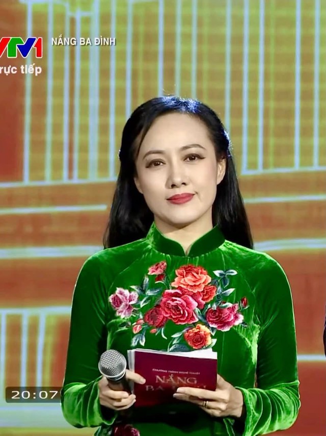 BTV Hoài Anh trong chương trình truyền hình trực tiếp gần đây.